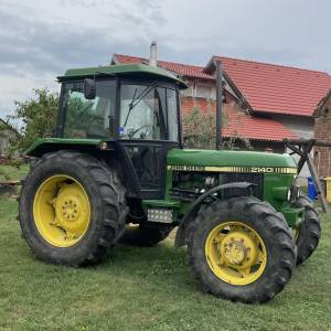 John Deere 2140
