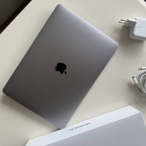 MacBook Air M1 (2020) – 8GB / 256GB – Space Gray – ODLIČNO STANJE + ku