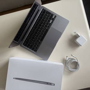 MacBook Air M1 (2020) – 8GB / 256GB – Space Gray – ODLIČNO STANJE + ku
