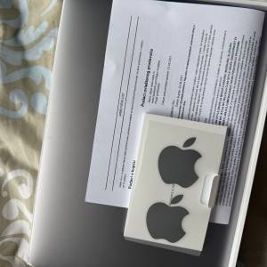 MacBook Air M1 (2020) – 8GB / 256GB – Space Gray – ODLIČNO STANJE + ku