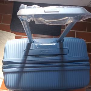 Novi kufer American Tourister Soundbox 7675
