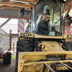 Prodajem silokombajn New Holland Fx375