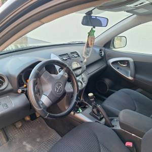 Prodajem TOYOTU RAV 4.  GRATIS MALA AUTOPRIKOLICA  REGANA