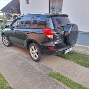 Prodajem TOYOTU RAV 4.  GRATIS MALA AUTOPRIKOLICA  REGANA