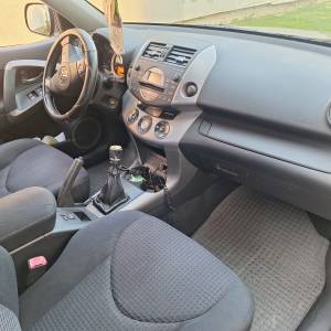 Prodajem TOYOTU RAV 4.  GRATIS MALA AUTOPRIKOLICA  REGANA