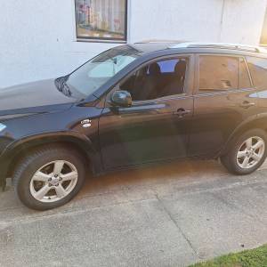 Prodajem TOYOTU RAV 4.  GRATIS MALA AUTOPRIKOLICA  REGANA