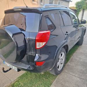 Prodajem TOYOTU RAV 4.  GRATIS MALA AUTOPRIKOLICA  REGANA