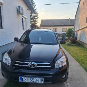 Prodajem TOYOTU RAV 4.  GRATIS MALA AUTOPRIKOLICA  REGANA