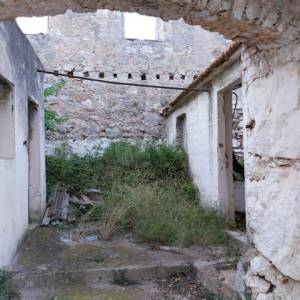 Otok Vis - Komiža ( Borovik ) kamena ruševna kuća, pogled