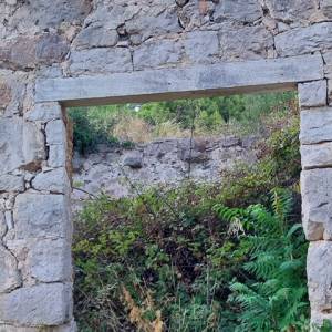 Otok Vis - Komiža ( Borovik ) kamena ruševna kuća, pogled