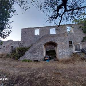 Otok Vis - Komiža ( Borovik ) kamena ruševna kuća, pogled