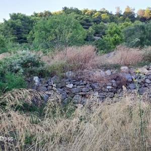 Otok Vis - Komiža ( Borovik ) kamena ruševna kuća, pogled