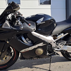 P: Honda CBR 600F, 110ks, SUPER STANJE, UPRAVO NAPRAVLJEN SERVIS