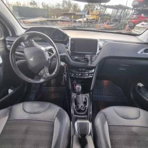 Peugeot 2008 2015. god - Kožna sjedala, Alu felge, Kuka za vuču