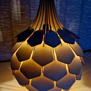 "Pine Cone" drvena viseća lampa -jedinstven dizajn
