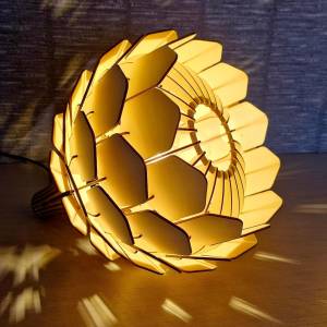 "Pine Cone" drvena viseća lampa -jedinstven dizajn