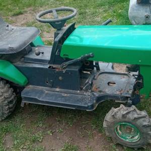 Traktor kosilicu prodajem bez motora i kosišta jako sačuvano treba vid