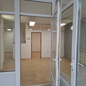 UREDSKI PROSTOR  A MOGUĆE I STANOVANJE 6-8 DJELATNIKA I SL...