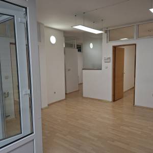 UREDSKI PROSTOR  A MOGUĆE I STANOVANJE 6-8 DJELATNIKA I SL...
