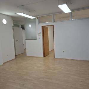 UREDSKI PROSTOR  A MOGUĆE I STANOVANJE 6-8 DJELATNIKA I SL...