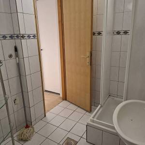 UREDSKI PROSTOR  A MOGUĆE I STANOVANJE 6-8 DJELATNIKA I SL...