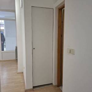 UREDSKI PROSTOR  A MOGUĆE I STANOVANJE 6-8 DJELATNIKA I SL...