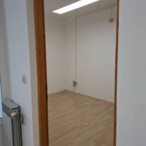 UREDSKI PROSTOR  A MOGUĆE I STANOVANJE 6-8 DJELATNIKA I SL...