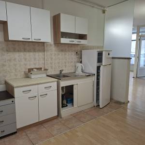 UREDSKI PROSTOR  A MOGUĆE I STANOVANJE 6-8 DJELATNIKA I SL...