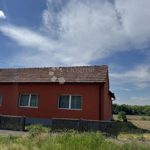 Obiteljska kuća s dvorištem i opcijom proširenja