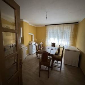 Obiteljska kuća s velikom okućnicom u Ždralovima