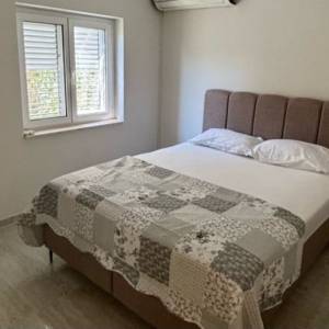 OREBIĆ, NOVOUREĐEN 3-SOBNI APARTMAN 88 m2 + TERASA + PARKIRNO MJESTO
