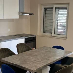 OREBIĆ, NOVOUREĐEN 3-SOBNI APARTMAN 88 m2 + TERASA + PARKIRNO MJESTO