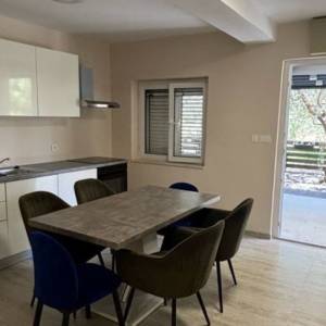 OREBIĆ, NOVOUREĐEN 3-SOBNI APARTMAN 88 m2 + TERASA + PARKIRNO MJESTO