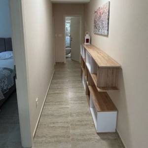 OREBIĆ, NOVOUREĐEN 3-SOBNI APARTMAN 88 m2 + TERASA + PARKIRNO MJESTO