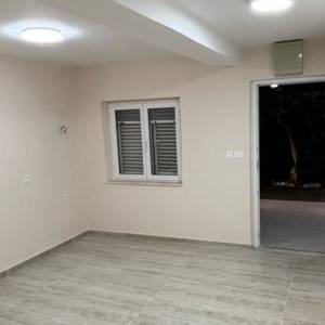 OREBIĆ, NOVOUREĐENA 2 APARTMANA 58 m2 i 88 m2 SA TERASOM I MASLINIKOM