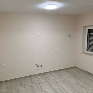 OREBIĆ, NOVOUREĐENA 2 APARTMANA 58 m2 i 88 m2 SA TERASOM I MASLINIKOM