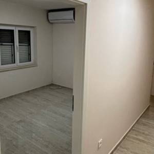 OREBIĆ, NOVOUREĐENA 2 APARTMANA 58 m2 i 88 m2 SA TERASOM I MASLINIKOM