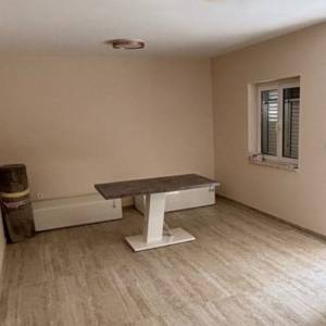 OREBIĆ, NOVOUREĐENA 2 APARTMANA 58 m2 i 88 m2 SA TERASOM I MASLINIKOM