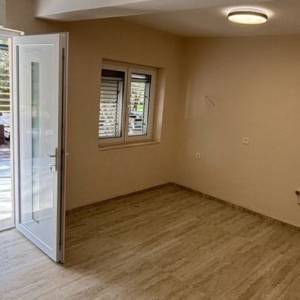 OREBIĆ, NOVOUREĐENA 2 APARTMANA 58 m2 i 88 m2 SA TERASOM I MASLINIKOM