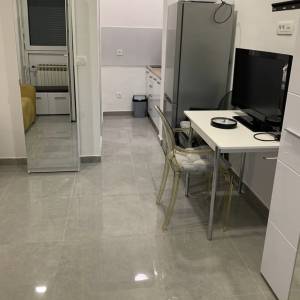 Prodajem poslovni prostor, namješten kao garsonijera, pogodan za najam
