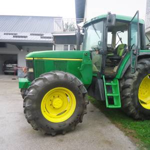 Traktor John Deere 6810