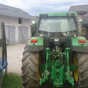 Traktor John Deere 6810