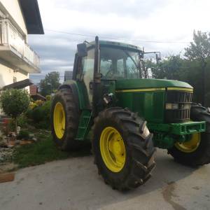 Traktor John Deere 6810