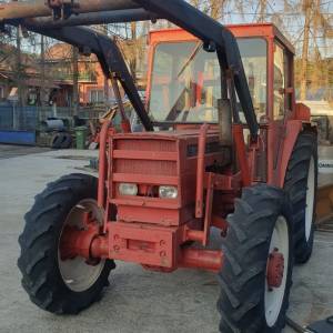 Traktor renault  sa utovarivacem
