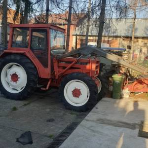 Traktor renault  sa utovarivacem