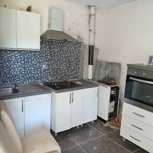 Kaštel Štafilić, 39m2 kuća, 3 pomoćna objekta, 1650m2 poljoprivrednog