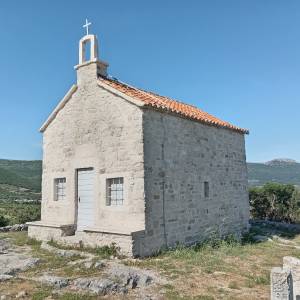 Kaštel Štafilić, 39m2 kuća, 3 pomoćna objekta, 1650m2 poljoprivrednog