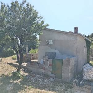 Kaštel Štafilić, 39m2 kuća, 3 pomoćna objekta, 1650m2 poljoprivrednog