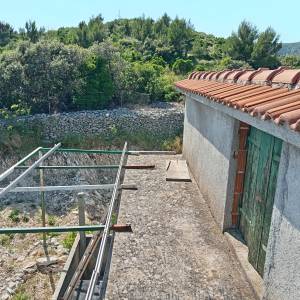 Kaštel Štafilić, 39m2 kuća, 3 pomoćna objekta, 1650m2 poljoprivrednog