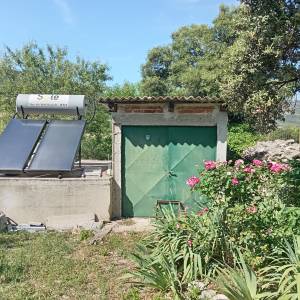 Kaštel Štafilić, 39m2 kuća, 3 pomoćna objekta, 1650m2 poljoprivrednog